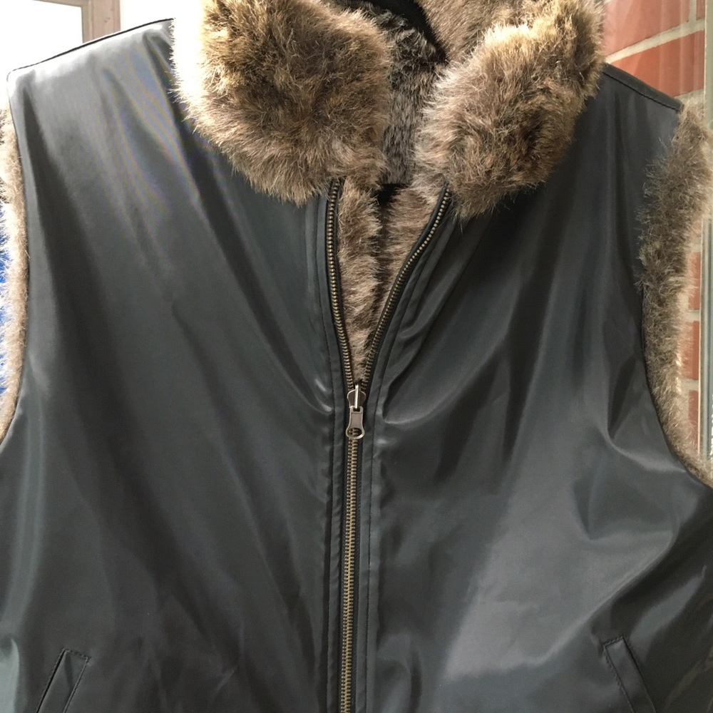 Reversible faux fur and black acetate vest. Blassport brand, L. Warm!